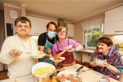 Nach dem gemeinsamen Kochen kommt das Essen in geselliger Runde. Hier machten sich in der Küche Ingrid, Projektverantwortlicher Steve Hübner, Nancy und Veronica (von links) nützlich. 