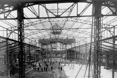 Richtfest der Markthalle Chemnitz 1890. Die Konstruktion ruht auf 31 Gitterstützen.