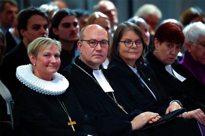 Rüdiger Schuch ist erst seit dem vergangenen Februar Präsident der Diakonie Deutschland. Bei einem Gottesdienst in Berlin führte Bischöfin Kirsten Fehrs (li.), amtierende Ratsvorsitzende der Evangelischen Kirche in Deutschland, Schuch (Mitte) offiziell in sein neues Amt ein.