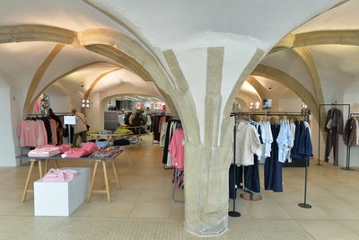 Im historischen Eingangsbereich des Kaufhauses KÖ 8 an der Petersstraße in Freiberg kommt das spätgotische Kreuzrippengewölbe jetzt besser zur Geltung.