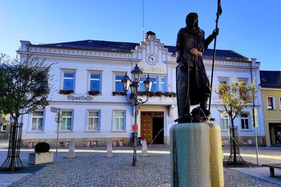 Das Elsterberger Rathaus. Die Anzahl der Mitarbeiter soll sinken.