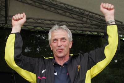 Dynamo-Trainer Christoph Franke in Jubelpose: Zweimal stieg er mit Dynamo auf.