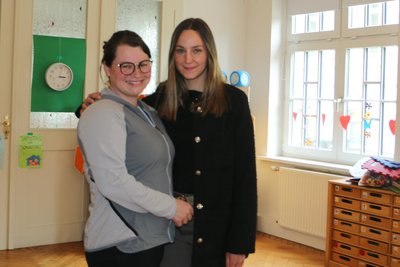 Kita-Leiterin Gina Spranger (rechts) und Erzieherin Lisa Grimm im Gruppenraum.