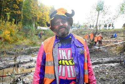 Lars Heidenreich steht am Schlammloch in Börnichen, um Fahrern gegebenenfalls aus der Patsche zu helfen.