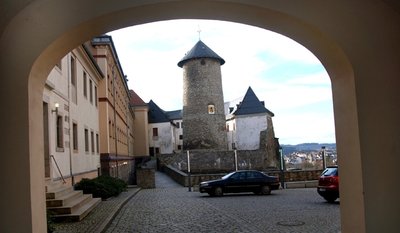
              <p class="artikelinhalt">Blick in den Hof von Schloss Voigtsberg in Oelsnitz. </p>
            