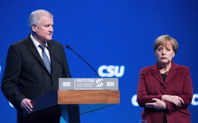 Szenen einer Entfremdung: Der CSU-Vorsitzende Horst Seehofer kanzelt CDU-Chefin und Bundeskanzlerin Angela Merkel beim Thema Flüchtlinge öffentlich ab.