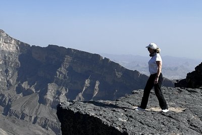 Hier am Rand des Canyons geht es Hunderte Meter in die Tiefe.