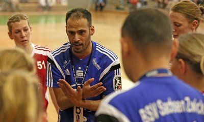 Andy Palm gibt taktische Anweisungen. Der BSV-Trainer sagt über sich selbst, dass er ein "bisschen verrückt" nach Handball ist.
