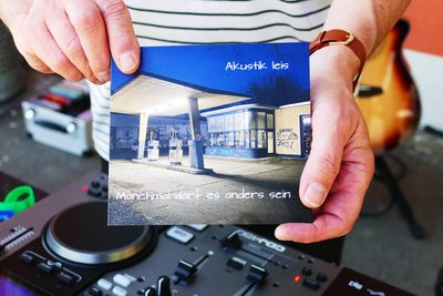 Auf dem Cover des neuen Albums ist eine alte Tankstelle zu sehen, ein Lost Place in Hannover.