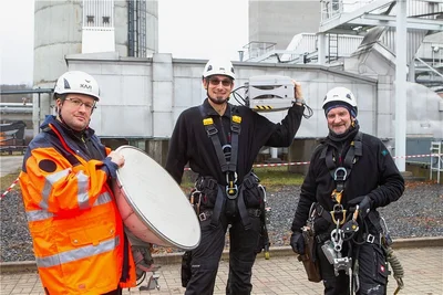 Die Industriekletterer Josef Zeidler, Ricardo Brehmer und Peter Böhm (von links) mussten am Montag auf den Schornstein am Plauener Heizwerk.