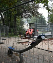 Der Spielplatz im Stadtpark soll ein neues Spielgerät erhalten. Für den Bau ist die Anlage zeitweilig gesperrt. 