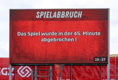 Die Anzeigetafel in der GGZ-Arena verkündet die Entscheidung des Schiedsrichters nach dem Vorfall kurz nach Halbzeitpfiff.