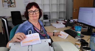 Bei ihr landen die per Hand ausgefüllten Überweisungsbelege zur weiteren Bearbeitung: Angela Sieghardt scannt die Blätter ein.