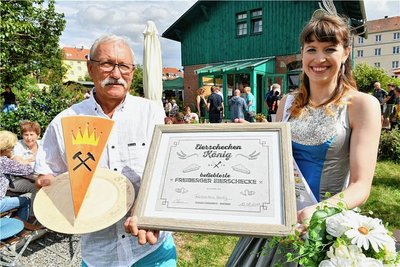 2019 hatte Bäckermeister Oliver Härtig aus St. Michaelis - hier mit mit der Silberstadtkönigin Julia I. - einen Wettbewerb um die beste Freiberger Eierschecke gewonnen. 