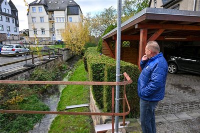 Uwe Greif wohnt nahe des Gasthofes Linde in Mühlau. Er steht vor seinem Carport, der abgerissen werden soll. Foto: Andreas Seidel