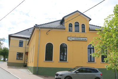 Das Schild an der Hauswand erinnert an die einstige Gaststätte.