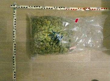 Über zwei Kilogramm an Drogen fanden die Beamten.