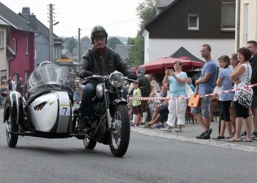 2018 nahmen mehr als 120 Starter den 13. Bockauer Bergpreis mit Gleichmäßigkeitsrennen, Ausfahrt und Rundkurs unter die Räder ihrer schmucken Oldtimer. Lokalmatador Lothar Krauß war auf einer Simson-Awo 425 Sport von 1957 unterwegs. 