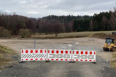 Blick auf das vollständig zerstörte Biotop in der Lengenfelder Plohnbachaue.