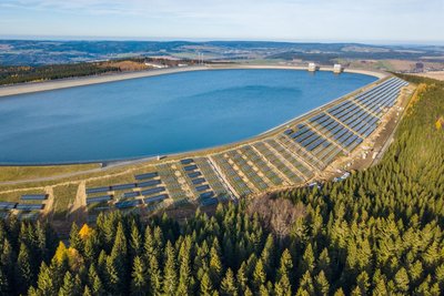 Diese Luftaufnahme vom Oberbecken Markersbach aus dem Jahr 2018 zeigt die Photovoltaikanlage, die da noch im Bau war.