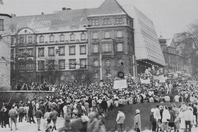 Tausende Menschen demonstrierten in Plauen von Oktober 1989 bis März 1990.