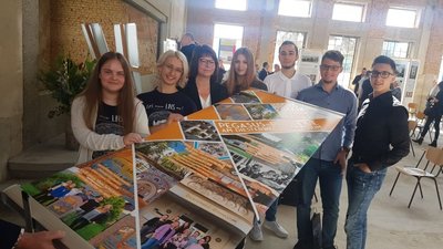  Luise Adler, Klara Hermann, Lehrerin Kirsten Luban-Welsch, Julie Seidel, Niklas Linnert, Jonas Uhlig und Nils Lachmann (von links) sind die Preisträger des Plauener Diesterweg-Gymnasiums. Sie hatten sich mit der Explosion in der Plauener Kartuschieranstalt vom 19. Juli 1918 beschäftigt und sich um die Gedenkstätte auf dem Hauptfriedhof gekümmert.