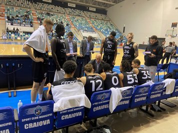 Niners-Cheftrainer Rodrigi Pastore versuchte alles, um seine Mannschaft für das Spiel in Craiova noch einmal zu motivieren. Am Ende reichte es für die müde Truppe zu einem Sieg.