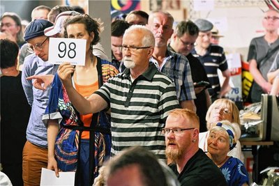 Wer bietet mehr? Mehr als zwölf Stunden dauerte die Versteigerung der Exponate des einstigen DDR-Museums. 