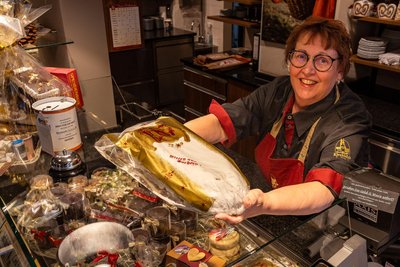 Es gibt viele Stollen in den Filialen der Kirchbäck-Bäckerei. So etwa einen Rosinenstollen wie ihn Cornelia Solbrig in der Hand hält. Aber ein besonderes Exemplar des Hauses ist dort nicht zu haben.