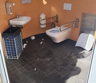Vergangenen Sommer wurde die öffentliche Toilette am Spielplatz offenbar mutwillig beschädigt.