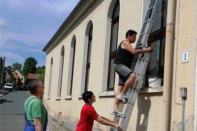 Silvia Fischer auf der Leiter, unten Uta Süßenguth beim Fensterputz.