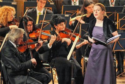 Neben ihren zahlreichen Rollen war sie oft auch als Solistin in Begleitung der Erzgebirgischen Philharmonie Aue zu hören - wie hier bei einem Neujahrskonzert im Olbernhauer Tivoli.