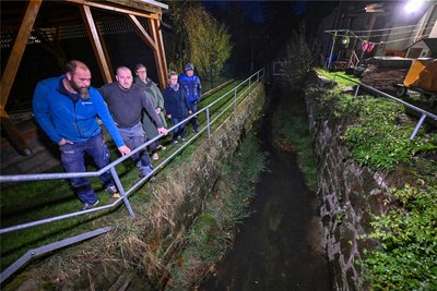 Bei einem Vor-Ort-Termin in dieser Woche haben Anwohner der Unteren Hauptstraße sich an den Mühlaubach gestellt und gezeigt, was die Wasserbehörde bemängelt hat.