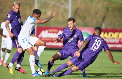 Ein Innenverteidiger in Bedrängnis: Olivier Kingue (weißes Trikot) von Slovan Liberec wird im Testspiel von Cebio Soukou, Dominik Wydra und Sören Bertram (von rechts nach links) tief in der Hälfte der Tschechen attackiert.