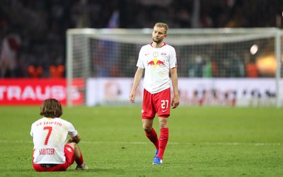 Marcel Sabitzer und Konrad Laimer (r) von Leipzig sehen enttäuscht aus nach dem Spiel. 