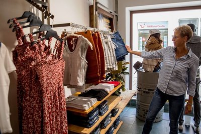 Alles schick: Bei "Leos Trendmode" musste nach dem Brand fast alles erneuert werden. Nun freut sich Beate Lindner auf die Wiedereröffnung ihres Geschäfts in der Annaberger Fußgängerzone nächste Woche. 