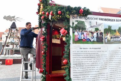 Auf dem Freiberger Obermarkt liefen die Arbeiten zum Aufbau der Buden für den 31. Christmarkt auch am Samstag. 