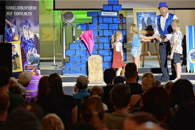 Michael Schreiber bezog die jungen Zuschauer bei seiner Zaubershow am Samstagnachmittag in der Nikolaikirche Freiberg aktiv mit ein. In und um die Konzert- und Tagungshalle finden Familien auch weitere kostenlose Angebote.