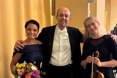 Lindsay Funchal, GMD Attilio Tomasello und die neue 1. Konzertmeisterin der Mittelsächsischen Philharmonie, Joanna Kasperczyk-Adamek, in Freiberg.