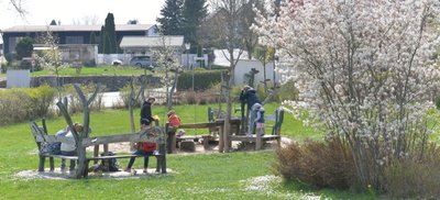 Nicht immer geht es hier so ruhig zu: Der Spielplatz auf dem Gelände der alten Stuhlfabrik im Oederaner Zentrum ist ein beliebtes Ziel von Familien. Doch auch Jugendliche treffen sich zeitweise dort. Das führt mitunter zu Konflikten mit Anwohnern. 