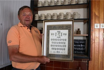 Bernd Wild bereitet die Ausstellung "725 Jahre Rößnitz" im alten Gasthof vor. Sie soll dann bis in den August hinein zu besichtigen sein.