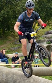Robin Lehnert vom MSC Thalheim fuhr bei der Ostdeutschen Meisterschaft im Fahrradtrial in der Klasse Elite souverän zum Sieg. Nun startet er in Berlin. 