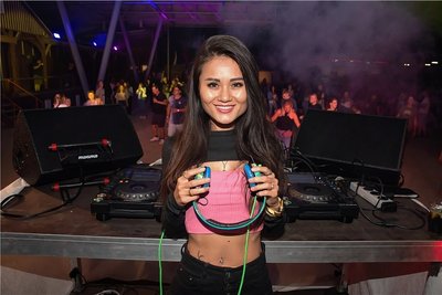 Zur ersten Summer Clubbing Night im Freibad Elstergarten in Oelsnitz sorgte DJ Kim Noble aus Halle/Saale für Stimmung.