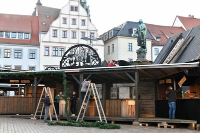 Bereits errichtet ist Ottos Hütte rund um das Brunnendenkmal des Stadtgründers Otto der Reiche. Auch am Samstag wurde hier noch gewerkelt. 