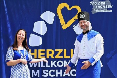 Susann Küchler und Marcus Hoffmann - sie repräsentieren Aue-Bad Schlema zum Tag der Sachsen als Bademädchen und Blaufarbenwerker. 