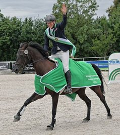Er ist der neue sächsische Amateurmeister: Kristian Sieber vom RFV Seifersdorf mit seiner Stute Giulia 64. 