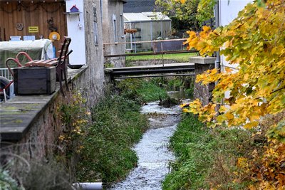 Seit Jahrhunderten leben die Mühlauer an ihrem Bach. Die Bebauung ist eng. Jetzt gibt es erstmals Auflagen, dass Bauten, die zu nahe am Mühlaubach liegen, abgerissen werden müssen.