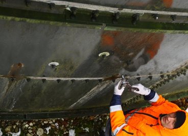Der Stahlblechbehälter weist deutliche Spuren von Durchrostung auf. Diese werden wie hier von Mitarbeiter Rudi Seifert von der Zentralkläranlage Drebach notdürftig mit Schrauben geflickt.Foto: