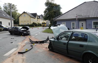 Kollision zwischen einem Opel und einem Mercedes auf der B 173 in Chemnitz-Mittelbach.