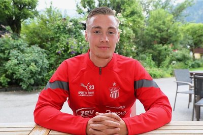 Der neue Stürmer Lukas Krüger vor dem Camphotel des FSV Zwickau in Hinterstoder. 